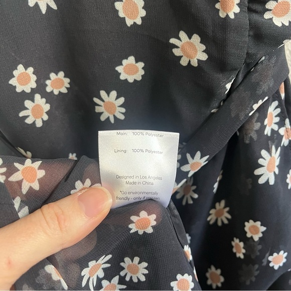 FAME AND PARTNERS Daisy Floral Wrap Short Sleeve Midi Dress - Picture 10 of 11